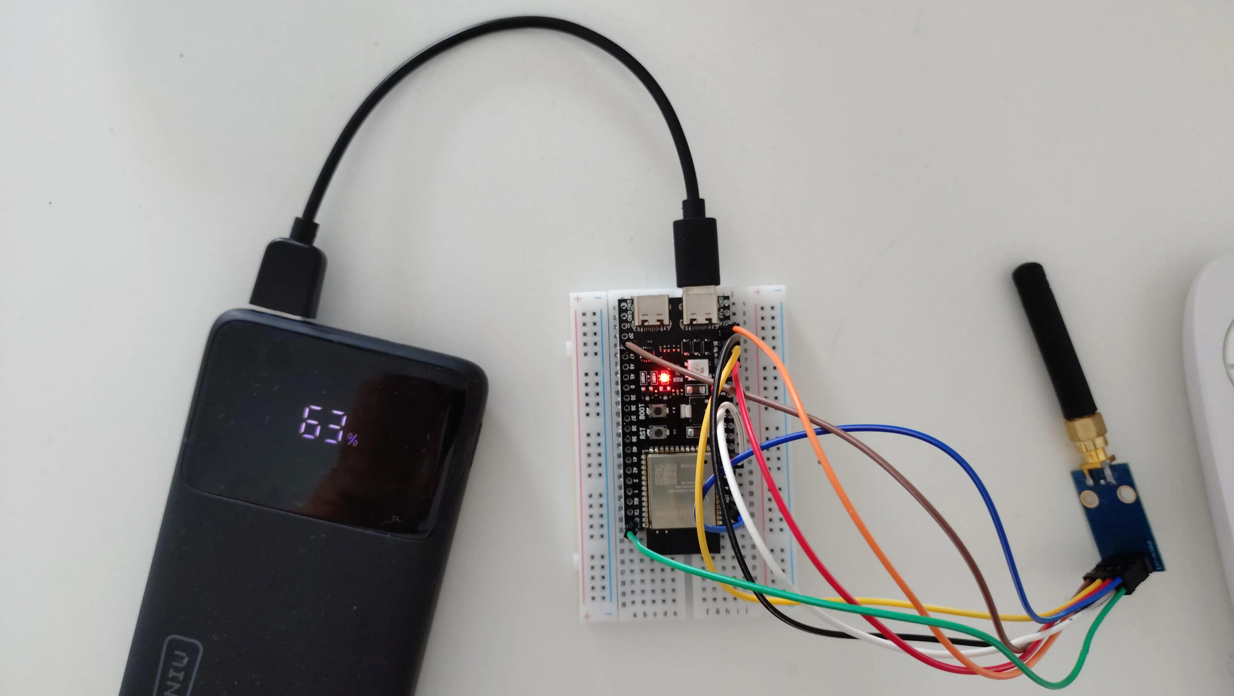 Mon ESP32 et le CC1101 connectés à une batterie de smartphone